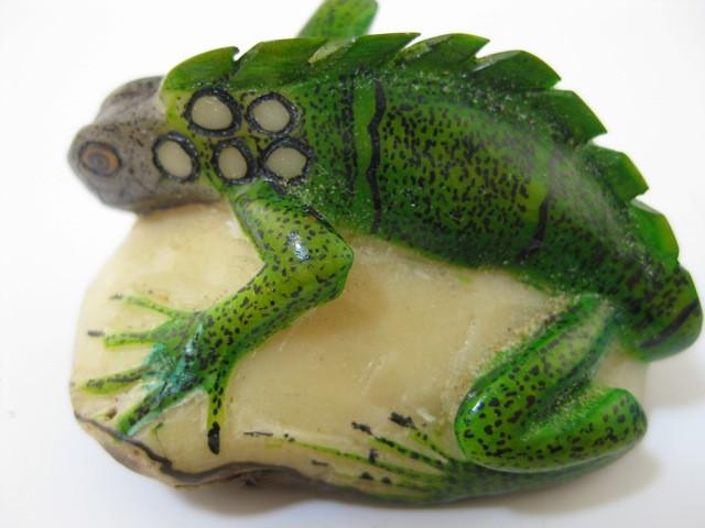 Wounaan Indian Hand Carved Iguana Tagua Nut Carving -Panama 21021007L