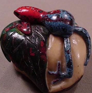 Wounaan Indian Tagua Frog Carving On A Leaf-Panama 21050422L