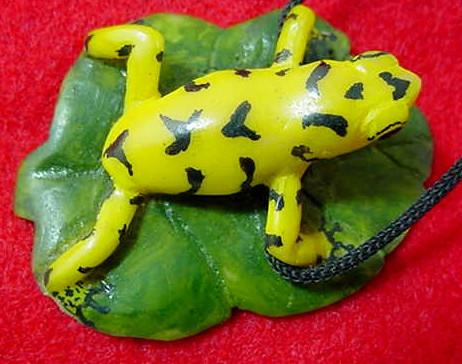 Wounaan Indian Frog on Leaf Tagua Nut Pendant Carving-Panama 21031333L