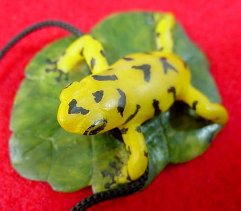 Wounaan Indian Frog on Leaf Tagua Nut Pendant Carving-Panama 21031333L