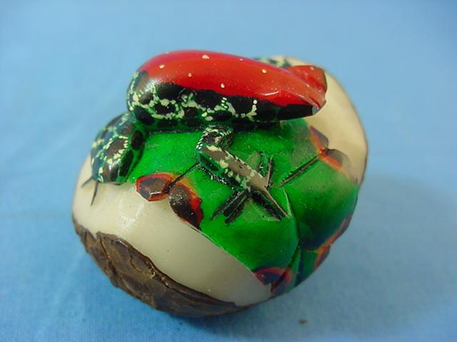 Wounaan Poison Dart Frog Tagua Nut Carving on Leaf-Panama 21031114L