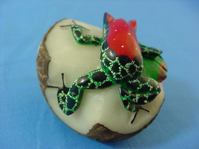 Wounaan Poison Dart Frog Tagua Nut Carving on Leaf-Panama 21031114L
