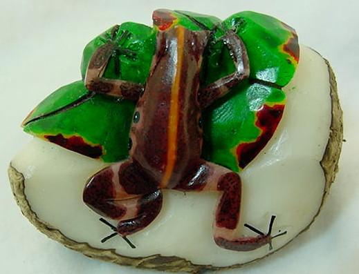 Wounaan Embera Frog on Leaf Tagua Nut Carving-Panama 21031121L