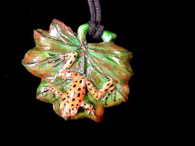 Wounaan Indian Tagua Nut Frog on Leaf Pendant-Panama 20123060L