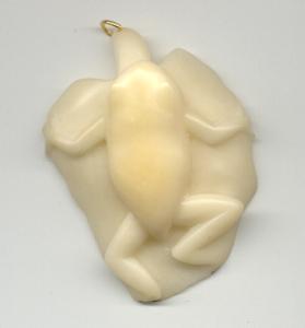 White Wounaan Indian Tagua Nut Frog Pendant-Panama 21062514L