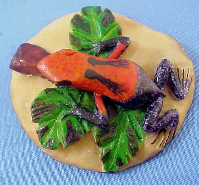 Wounaan Vintage Tagua Nut Frog Carving on Leaf-Panama 20121609L