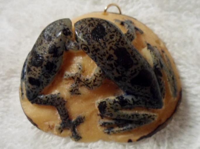 Wounaan Tribe 2 Poison Dart Frog Tagua Pendant Carving-Panama 16030627L