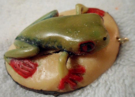 Wounaan Tribe Red Eye Tree Frog Tagua Pendant Carving-Panama 16031301L