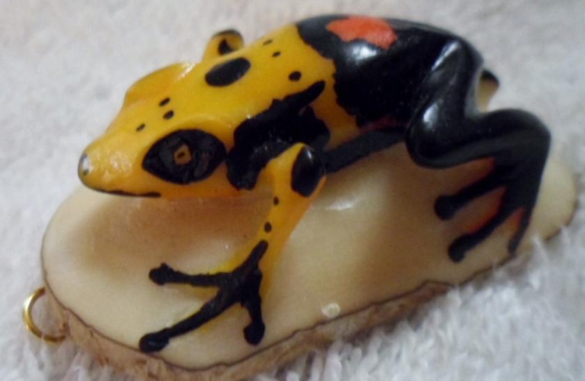 Wounaan Embera Vintage Tagua Frog Pendant Carving-Panama 16050219L