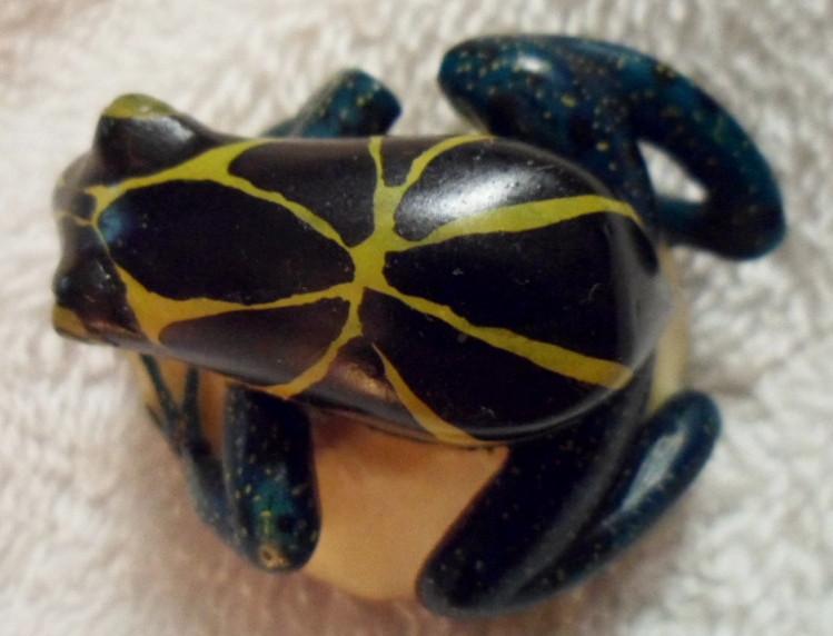 Wounaan Embera Poison Dart frog Tagua Carving-Panama 16082011M